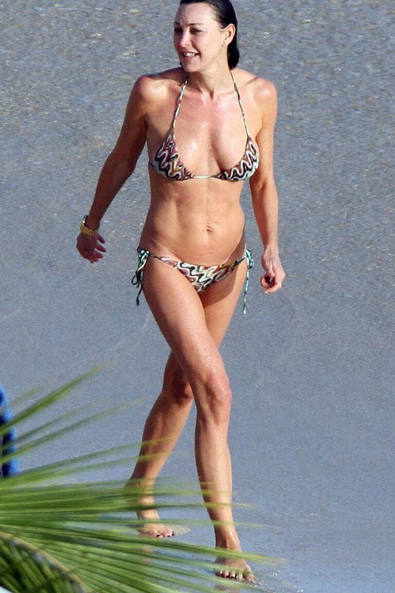 Tamara Mellon exposing her nice big boobs on beach and sexy in bikini