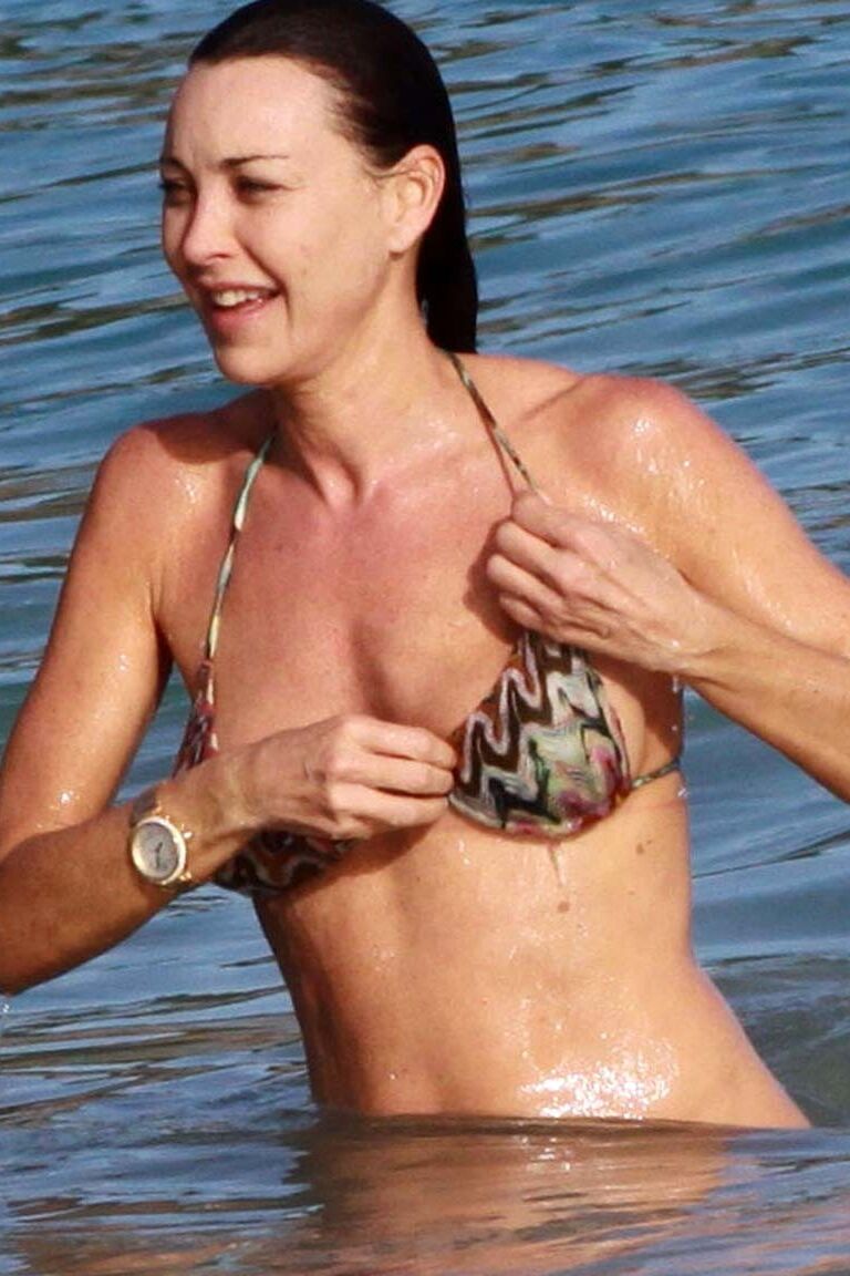 Tamara Mellon exposing her nice big boobs on beach and sexy in bikini
