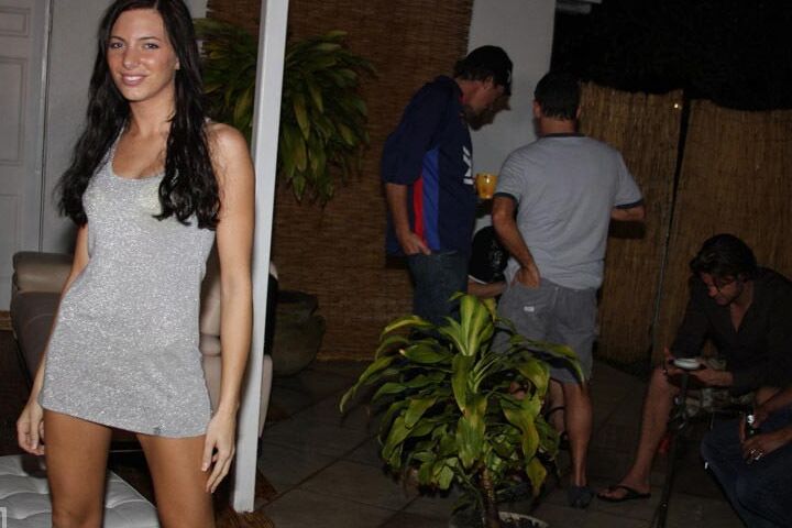 Des salopes baisent et sucent des bites lors d'une soirée sexe orgie