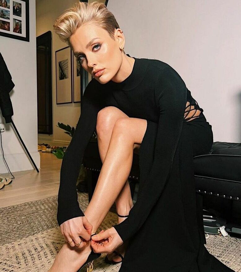 Wallis Day nude