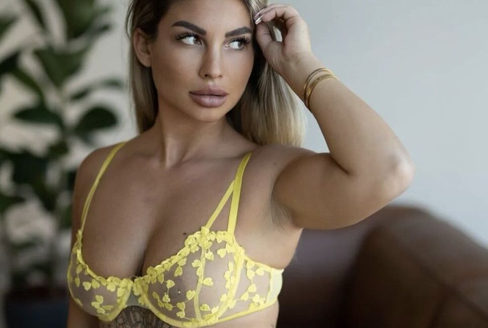 Kim Famous nude