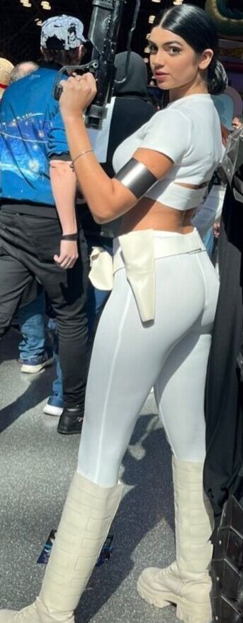 Kami Cosplayer nude