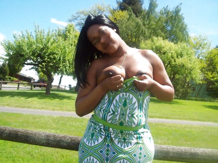 Sexy ebony flasher
