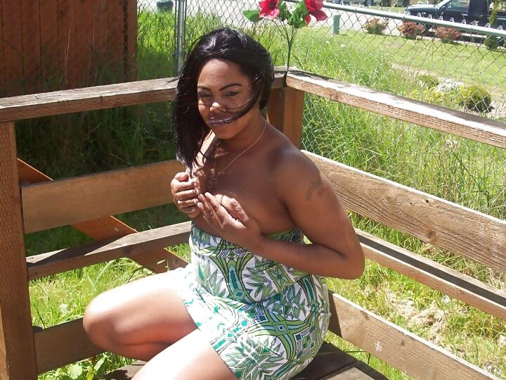 Sexy ebony flasher