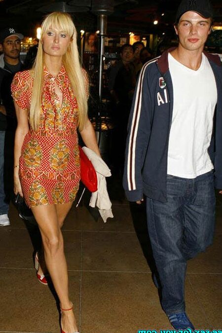 Paris Hilton showing pussy and some nice pokies to paparazzi