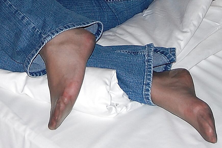 Frauenfuesse Strumpfhose und Jeans