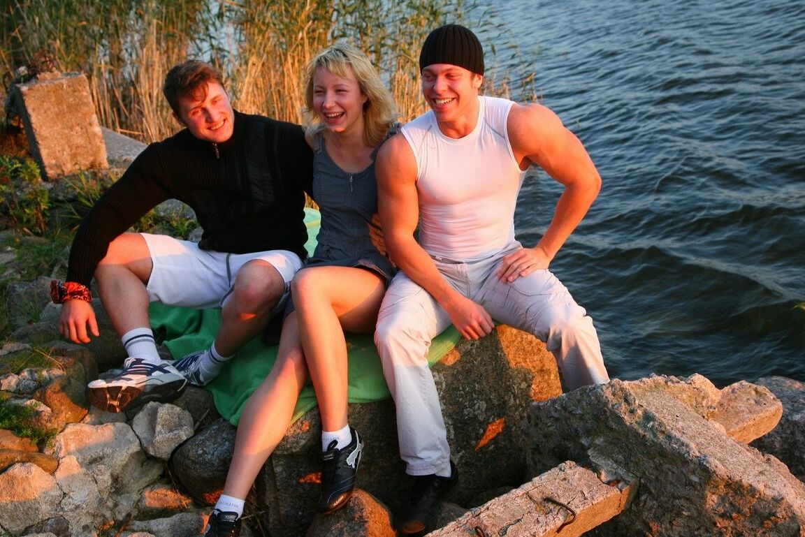 Outdoor teen threesome