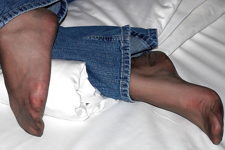 Frauenfuesse Strumpfhose und Jeans