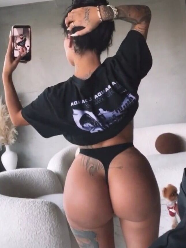 Enise Sude nude