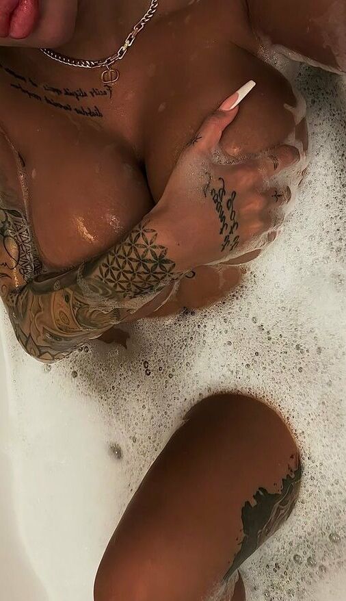 Enise Sude nude
