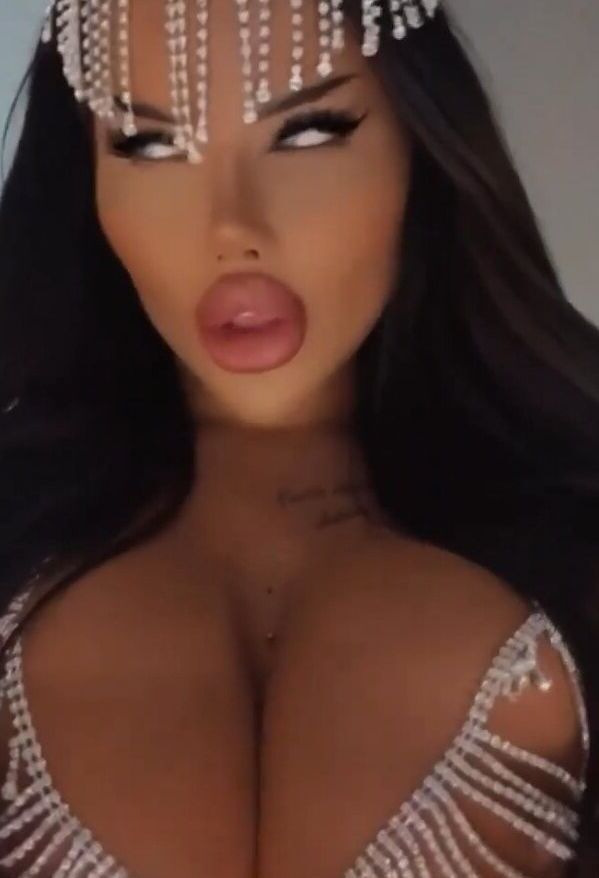 Enise Sude nude