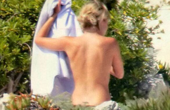 Celeb Sienna Miller exposing beautiful body