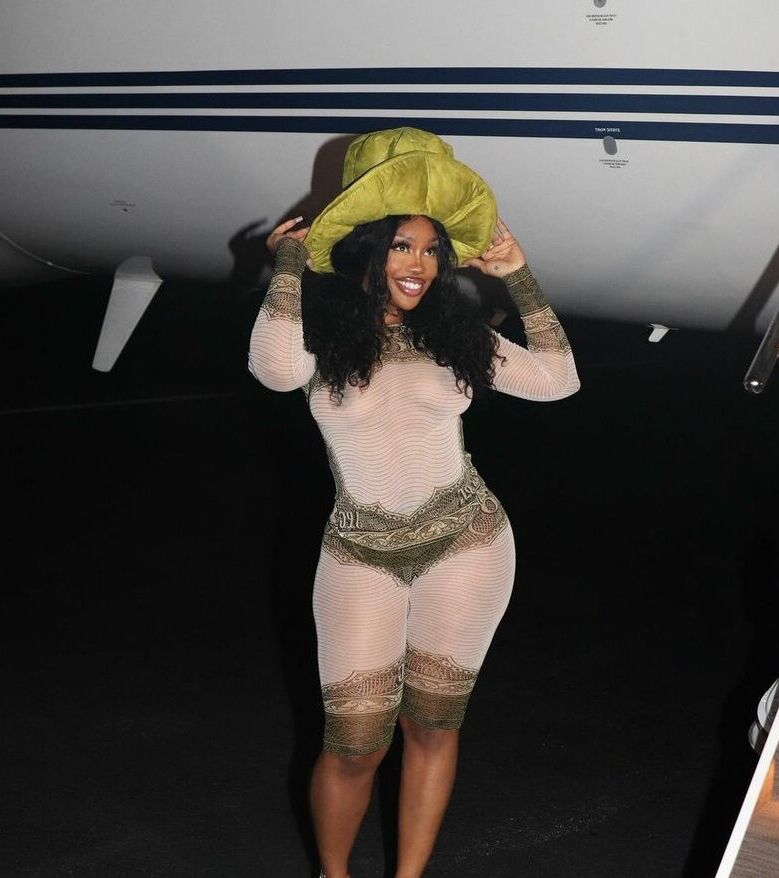 SZA nude