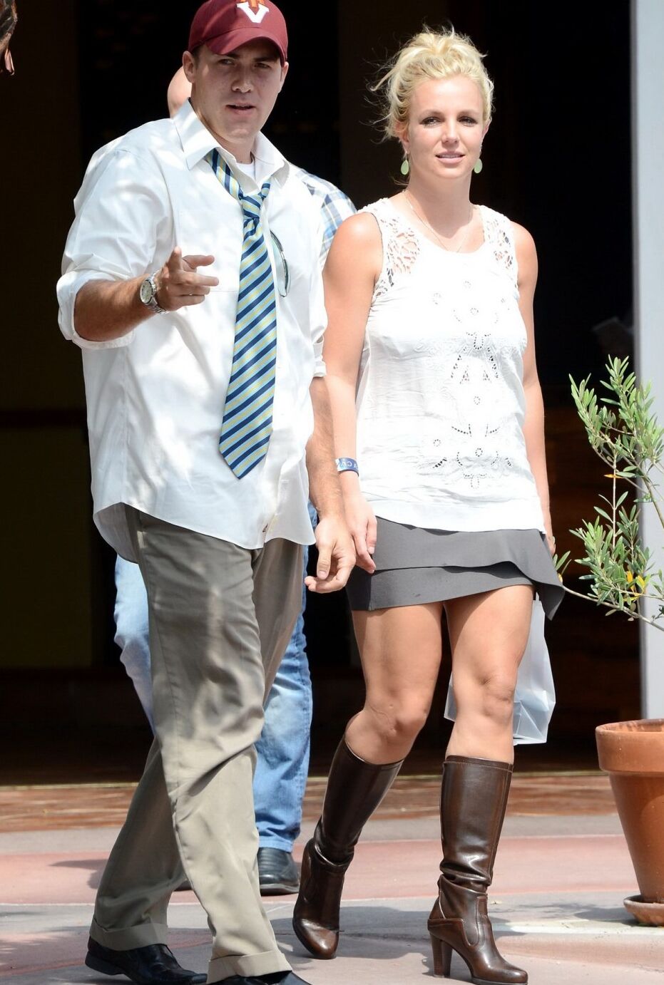 Britney Spears leggy in mini skirt boots arriving at a recording studio in Holl