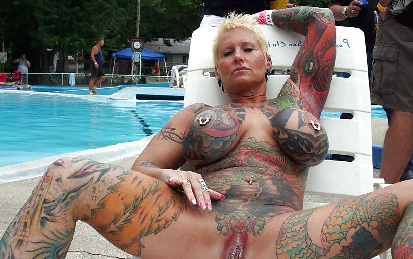 Die Drecksau mit den Hammertattoos!
