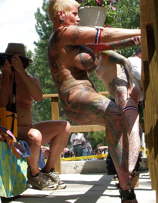 Die Drecksau mit den Hammertattoos!