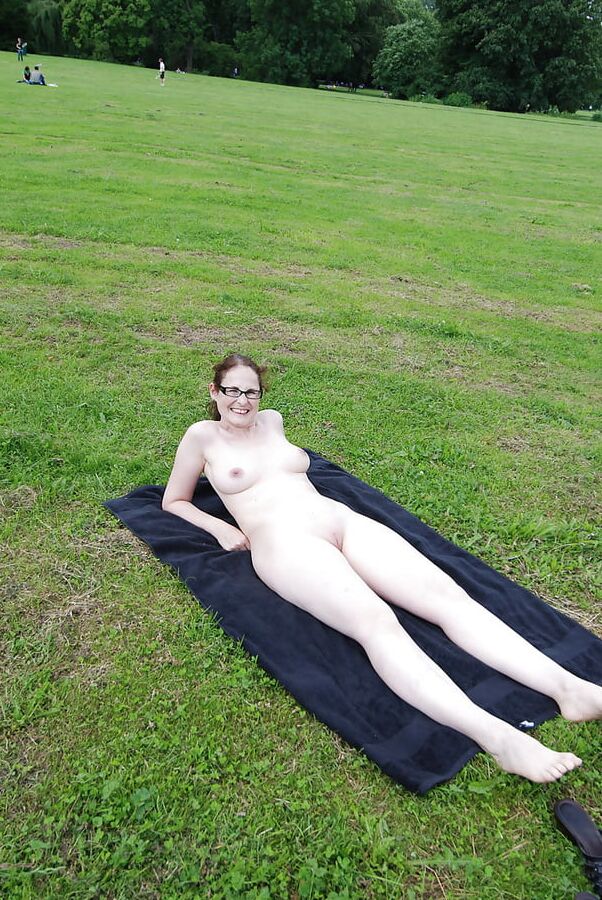 nackt im Park