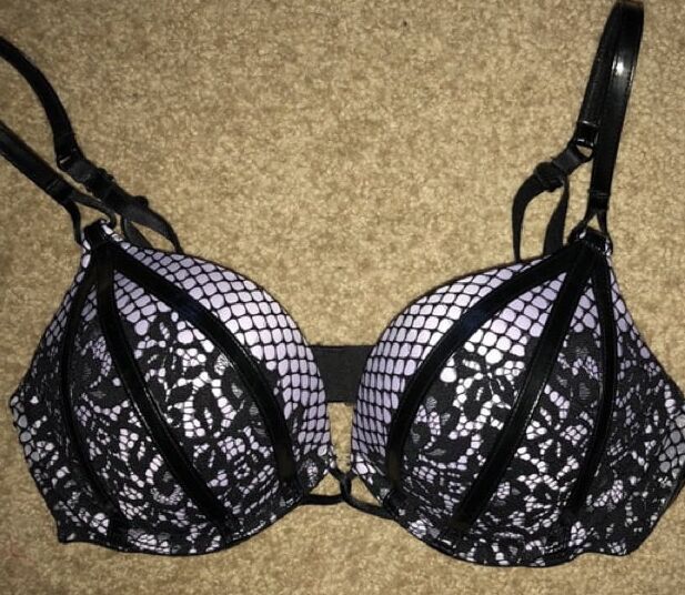 Illinois Girl Selling Her Bombshell Bras