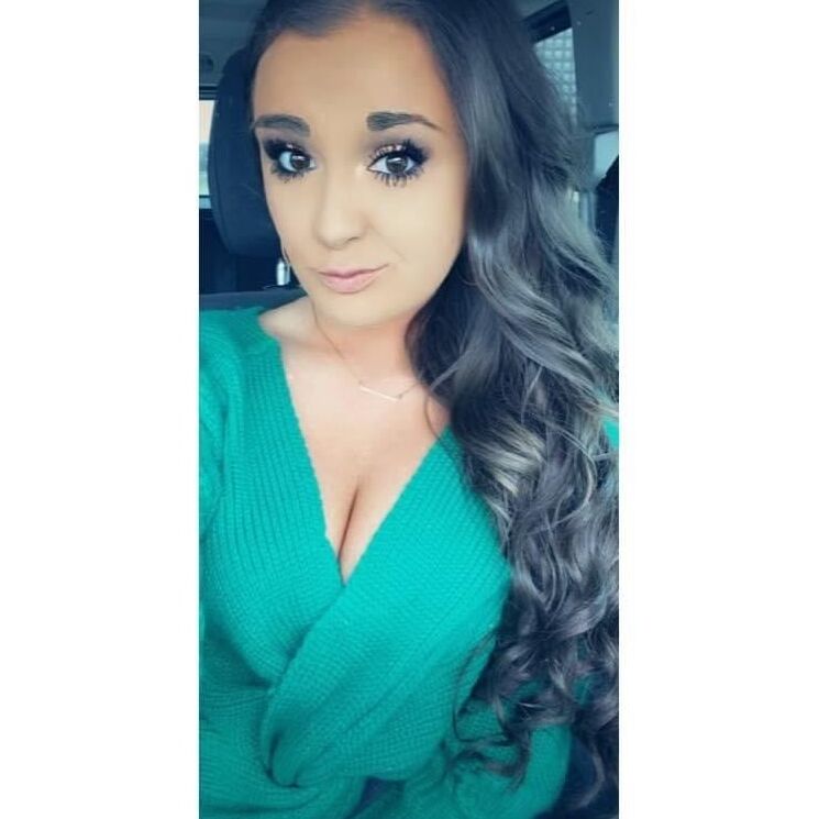 Illinois Girl Selling Her Bombshell Bras