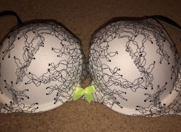 Illinois Girl Selling Her Bombshell Bras