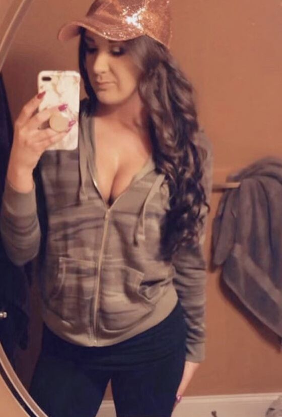 Illinois Girl Selling Her Bombshell Bras