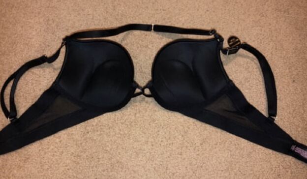 Illinois Girl Selling Her Bombshell Bras