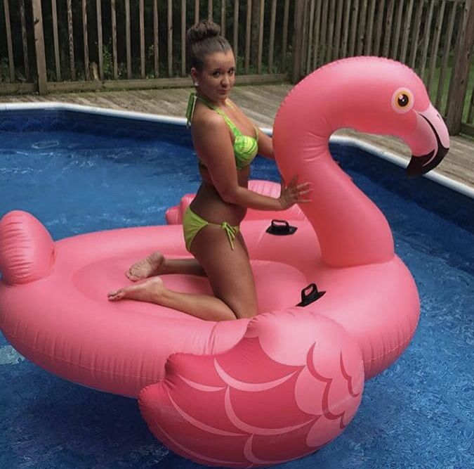 Illinois Girl Selling Her Bombshell Bras