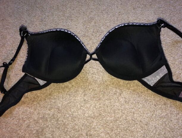 Illinois Girl Selling Her Bombshell Bras