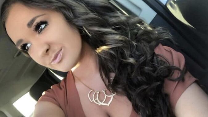 Illinois Girl Selling Her Bombshell Bras