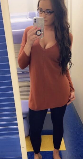 Illinois Girl Selling Her Bombshell Bras