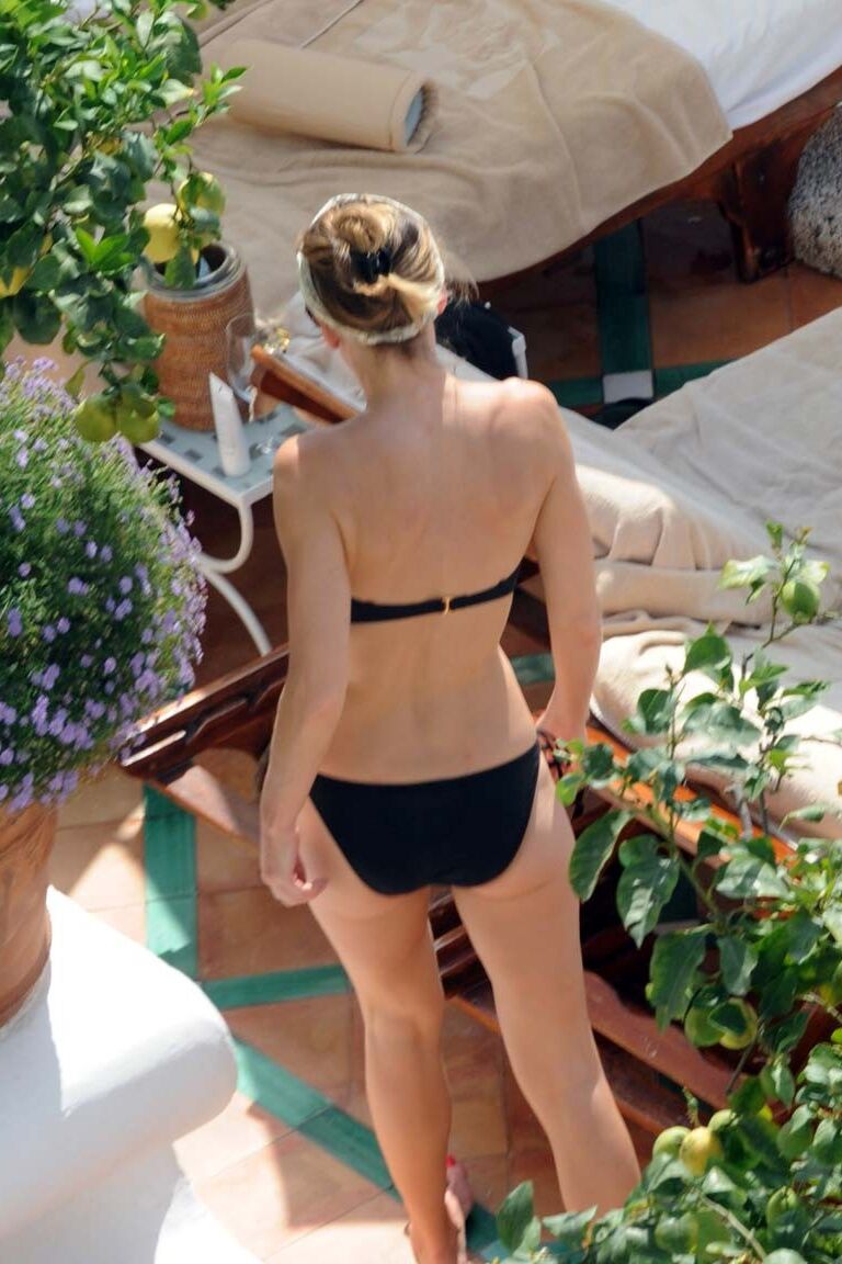 Hilary Swank exposing her fucking sexy body and hot ass in bikini on pool
