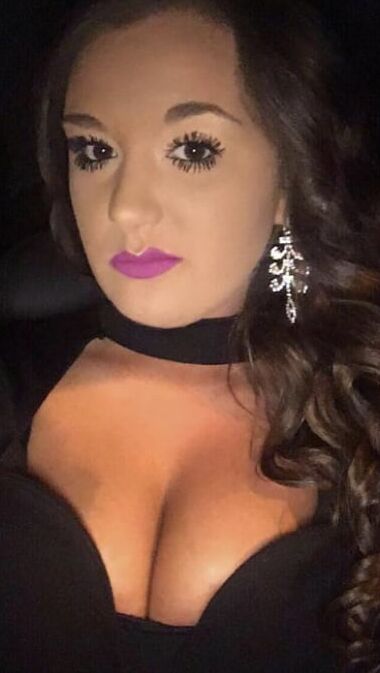 Illinois Girl Selling Her Bombshell Bras