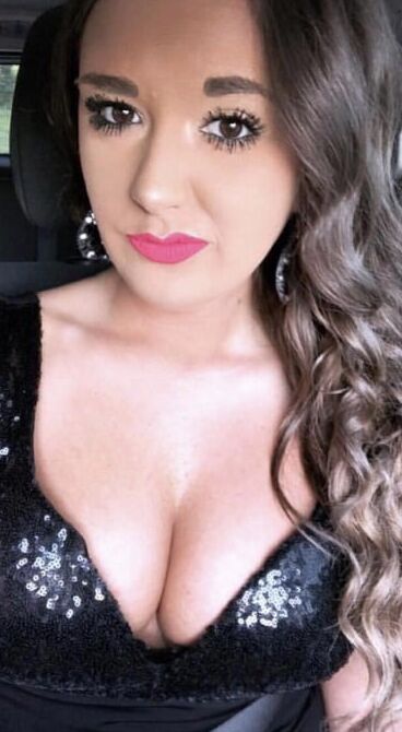 Illinois Girl Selling Her Bombshell Bras