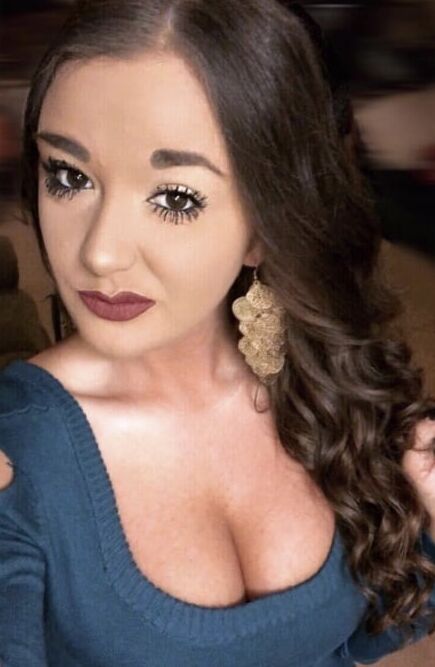 Illinois Girl Selling Her Bombshell Bras