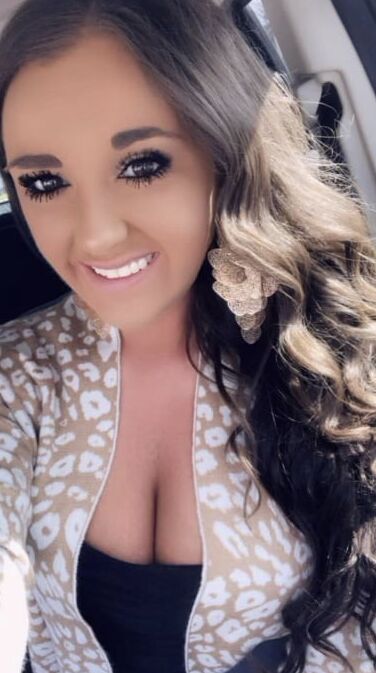 Illinois Girl Selling Her Bombshell Bras