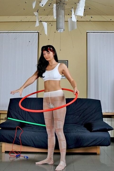 Brune hula-hooping in white fashion pantyhose