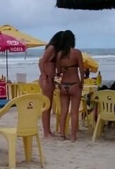 Loira com fio dental preto socado
