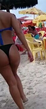 Loira com fio dental preto socado