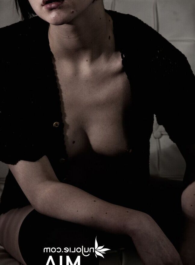 Nujolie nude