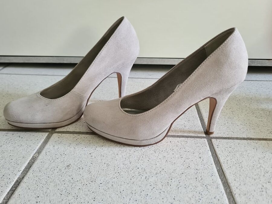 I&;am in stockings and Pumps