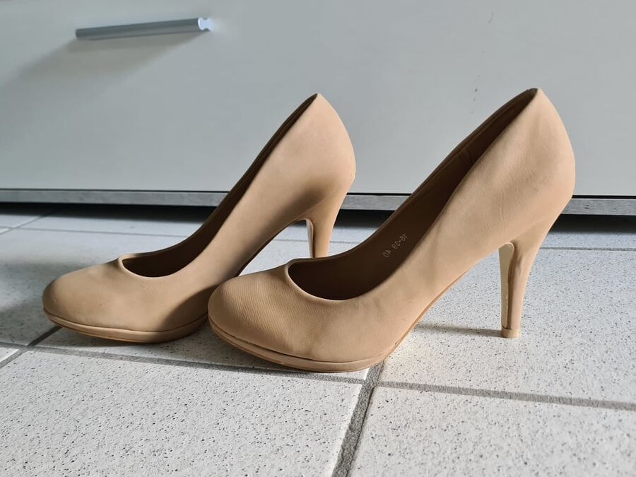 I&;am in stockings and Pumps