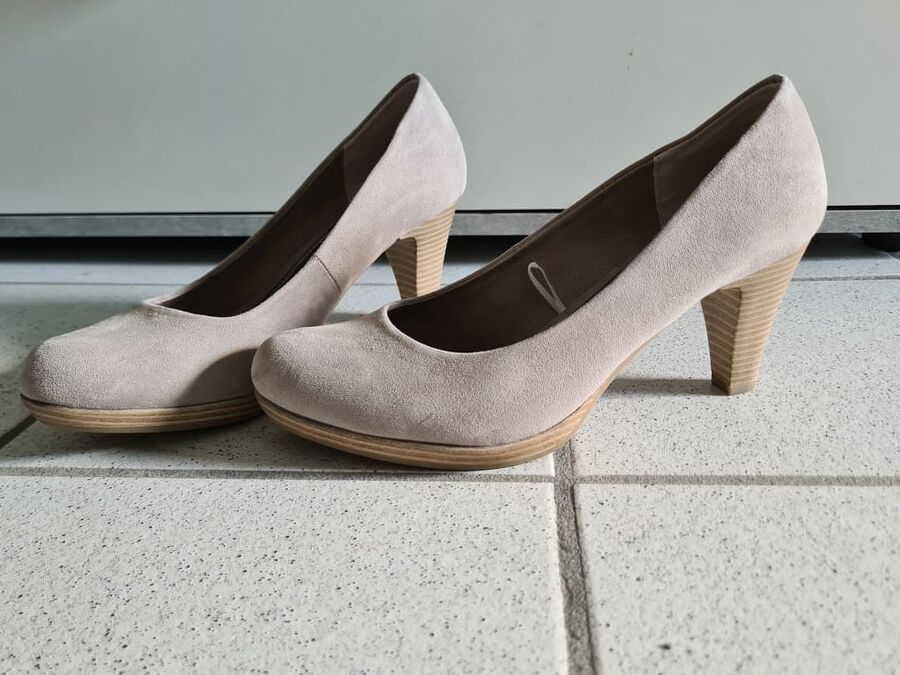 I&;am in stockings and Pumps