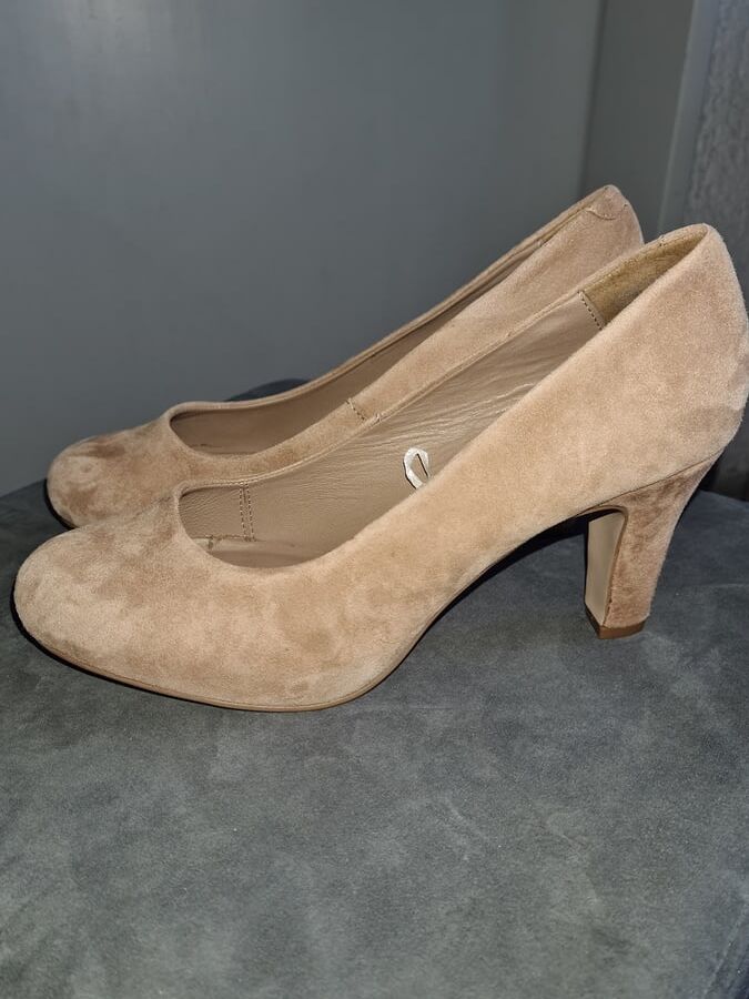 I&;am in stockings and Pumps