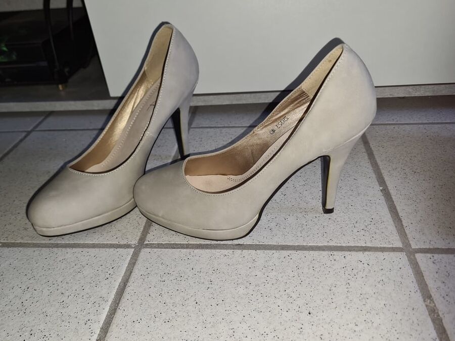 I&;am in stockings and Pumps
