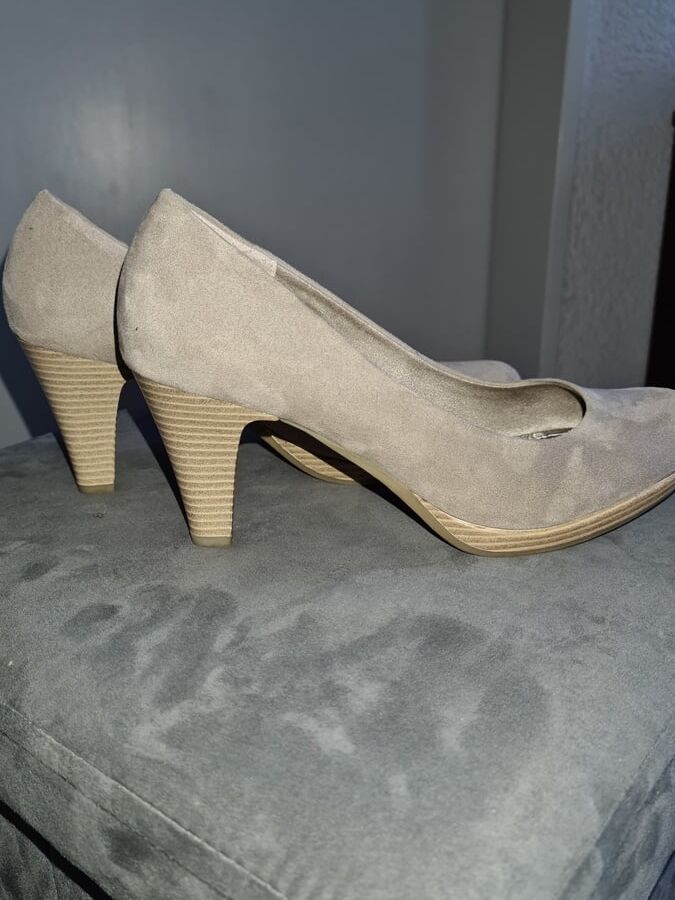I&;am in stockings and Pumps