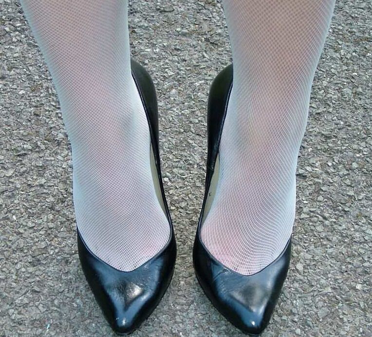 パンストとハイヒールの金髪のスティレット ガール
