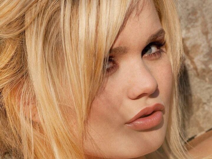 Pictures of hot models showing their bodies