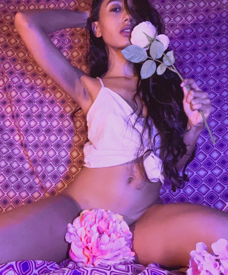 Kalham Amor nude