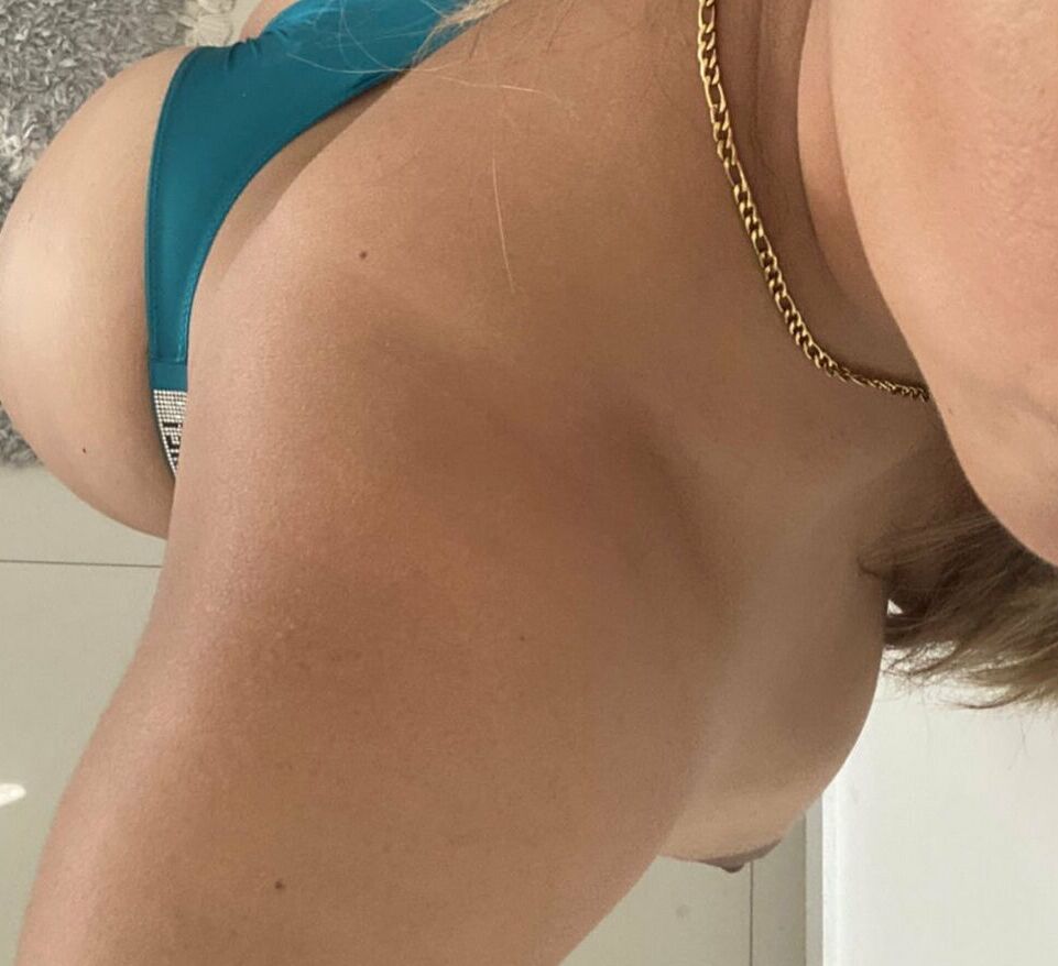 Dariana Hotwife nude