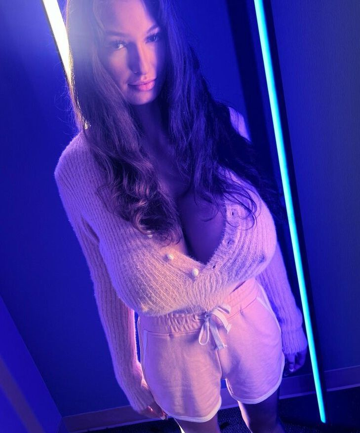 Estallia nude
